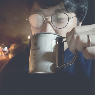 製作者が夜ホットコーヒーを飲みメガネがくもっている写真