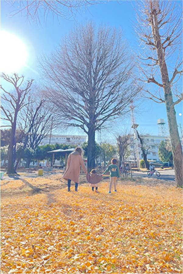 紅葉の公園で娘と息子と手をつなぐ