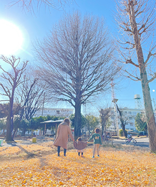 紅葉の公園で娘と息子と手をつなぐ