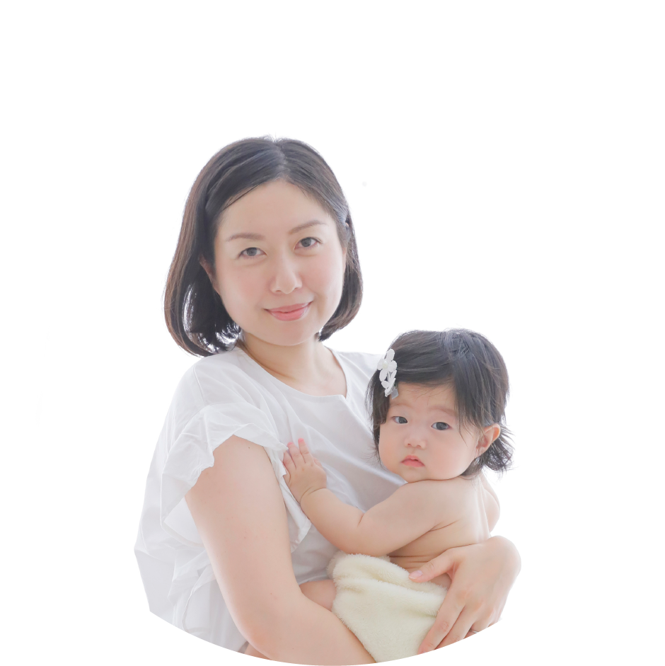 子供を抱っこしている写真